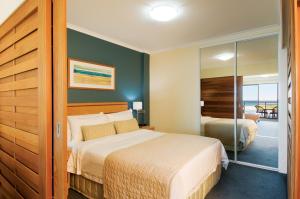 oaks the entrance waterfront suites