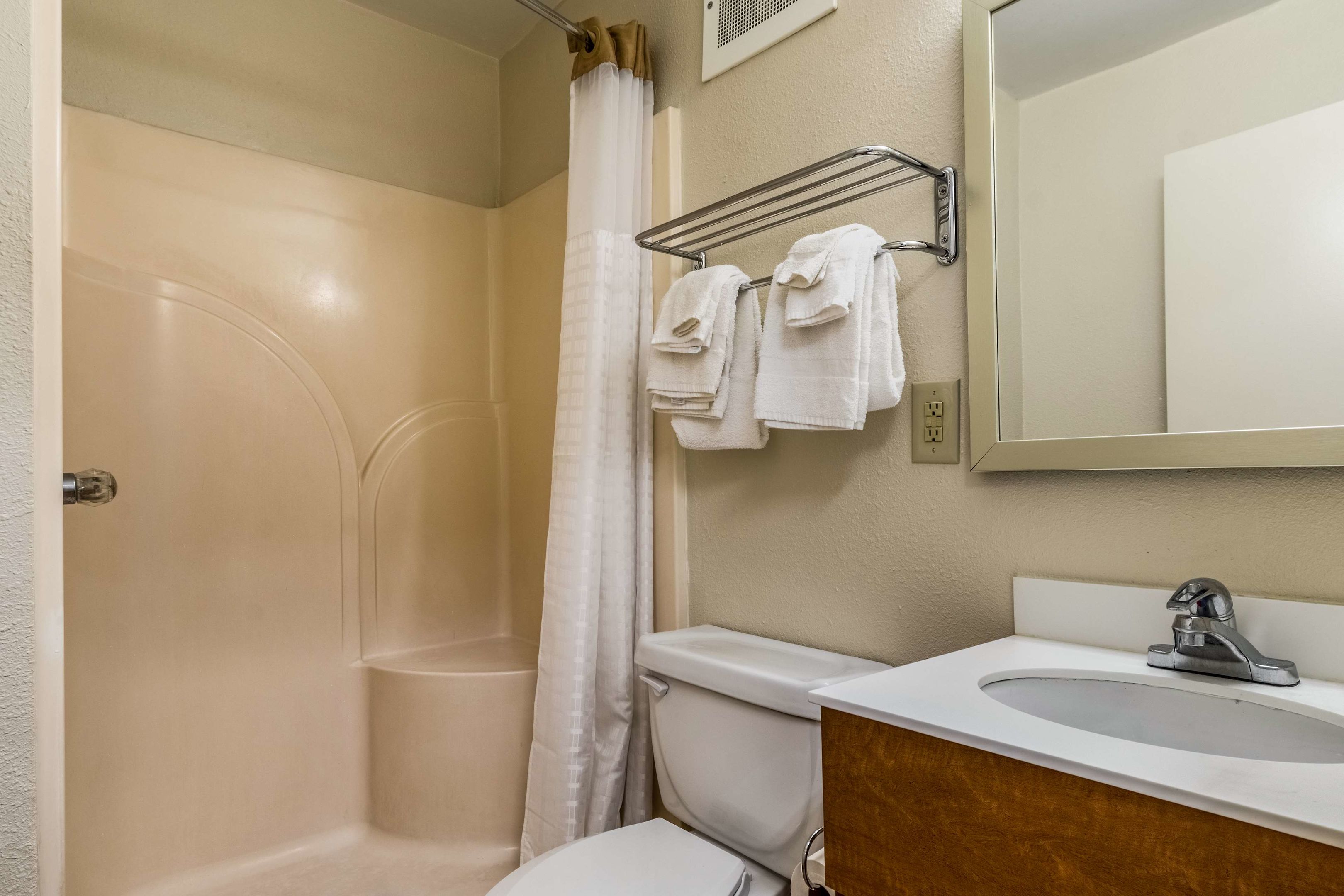 hometowne studios by red roof salem or