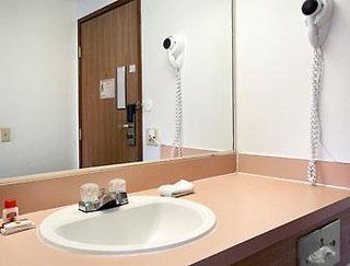 super 8 by wyndham east moline