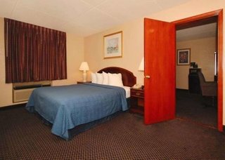 Econo Lodge Inn & Suites,Waterloo>>Evansdale,2 star