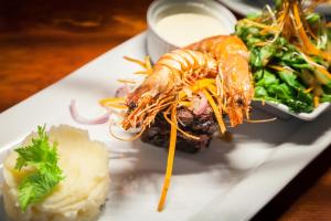 the rarotongan beach resort and lagoonarium