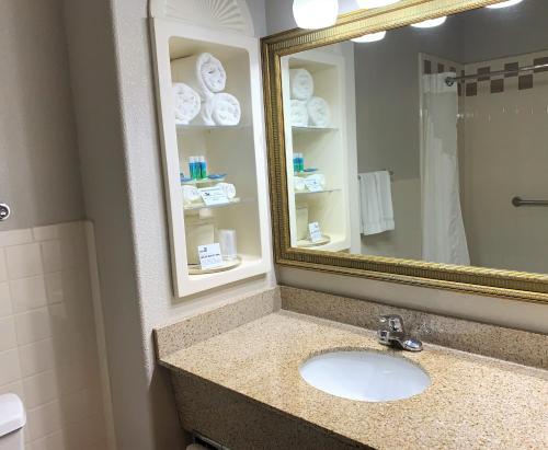 holiday inn express and suites alice by ihg