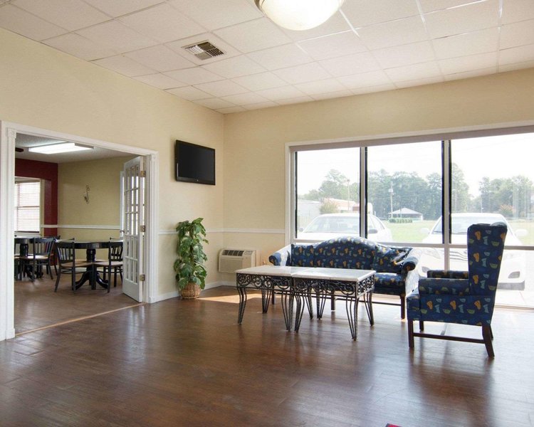 econo lodge pine bluff