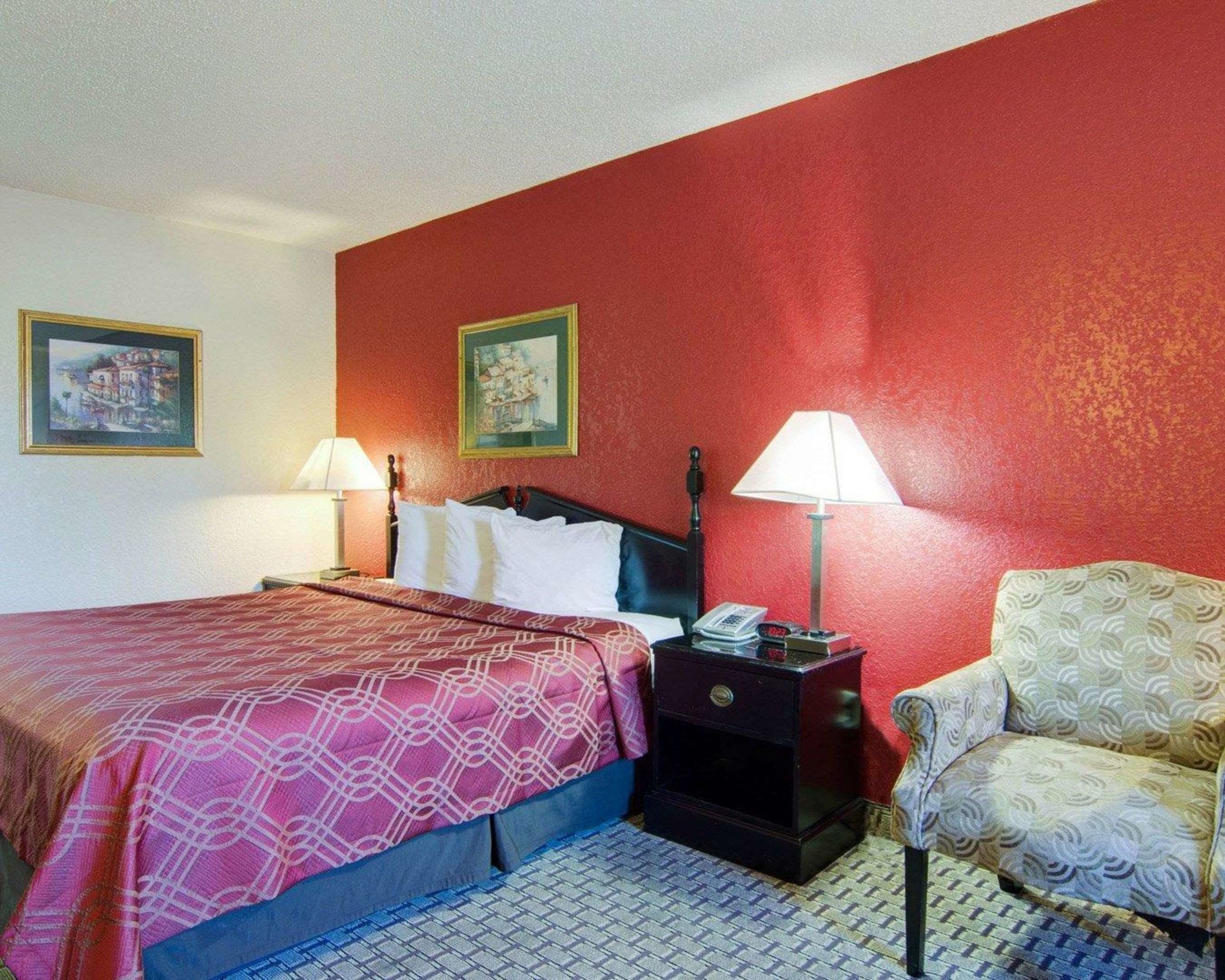 econo lodge pine bluff