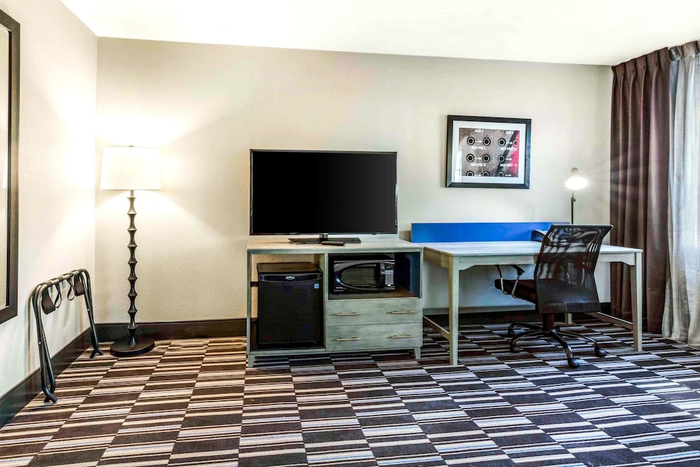 comfort inn airport