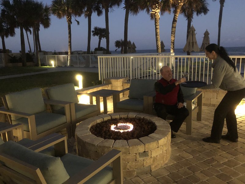 holiday inn and suites daytona beach on the ocean