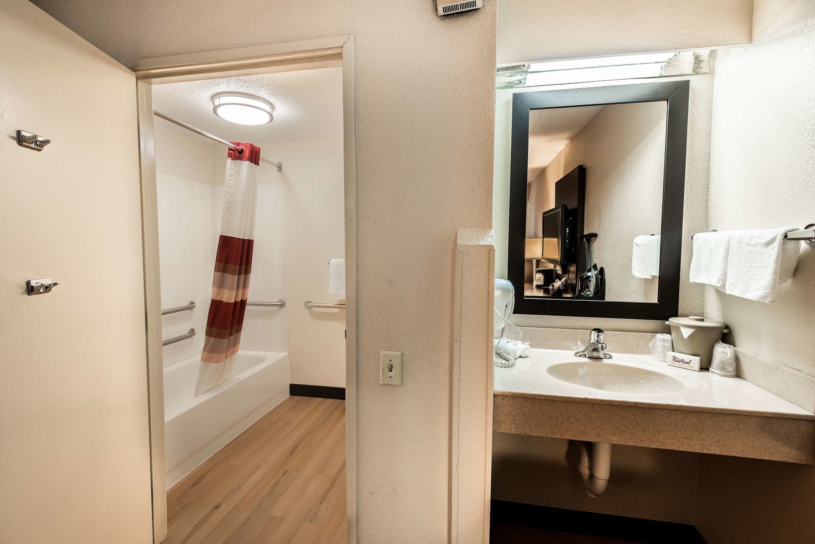 red roof inn plus chicago naperville