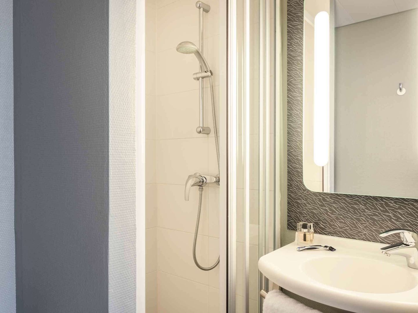 hotel ibis paris levallois perret adults only