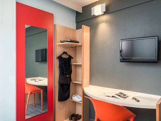 hotel ibis paris levallois perret adults only