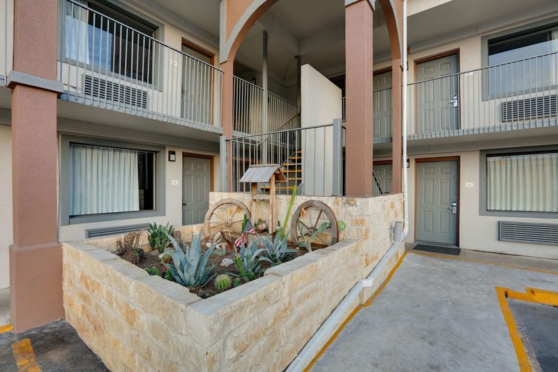 super 8 by wyndham san antonio pearl district downtown