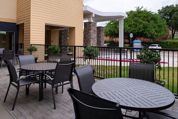 fairfield inn and suites by marriott arlington six flags
