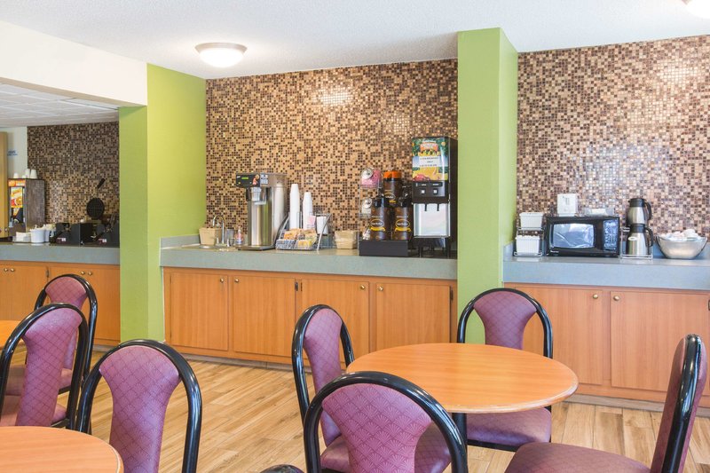 super 8 by wyndham myrtle beach market common area