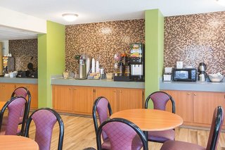 super 8 by wyndham myrtle beach market common area