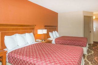 super 8 by wyndham myrtle beach market common area