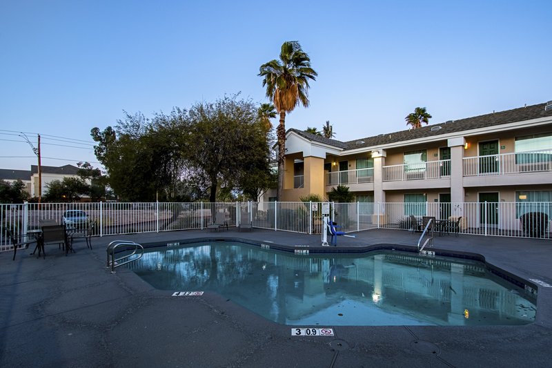 hometowne studios by red roof phoenix black canyon highway