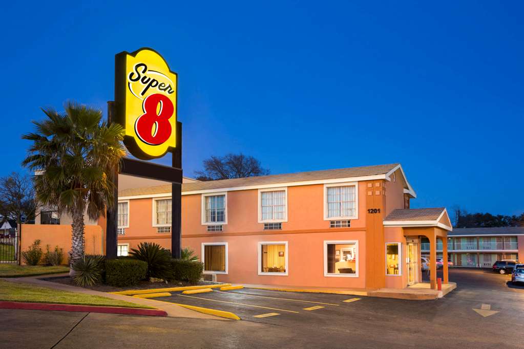 super 8 by wyndham austin downtown capitol area