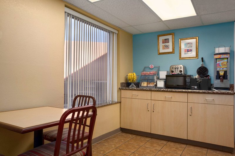 super 8 by wyndham austin downtown capitol area