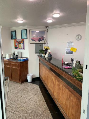 economy inn monterey