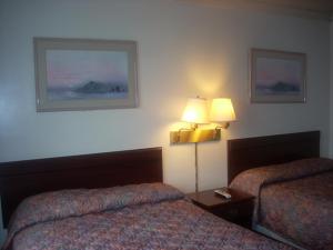 economy inn monterey