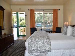 Monterey Pines Inn,Monterey>>Los Angeles County,2 star