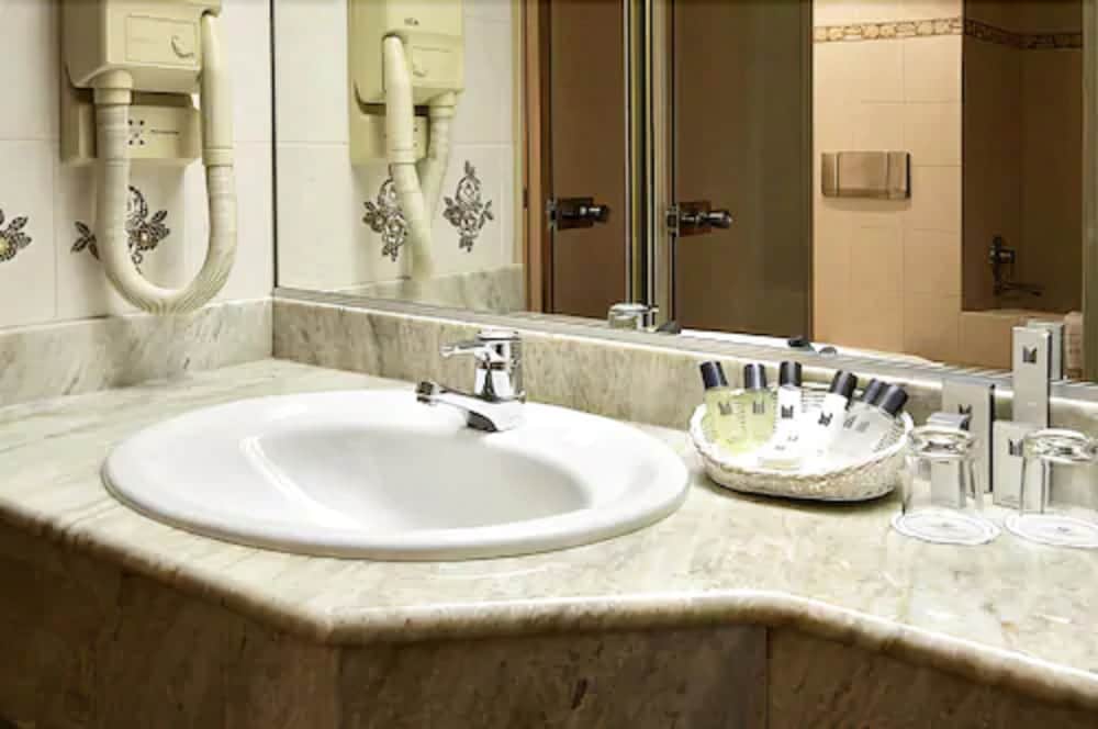 Millennium Hotel Paris Charles De Gaulle,Paris>>Charles De Gaulle Airport,4 star