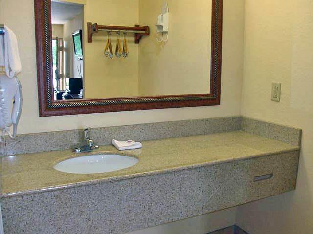 rodeway inn and suites