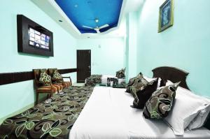 Hotel Shiva Intercontinental,8478, Arakashan Rd, Arya Nagar, Paharganj, New Delhi, Delhi 110055,2 star