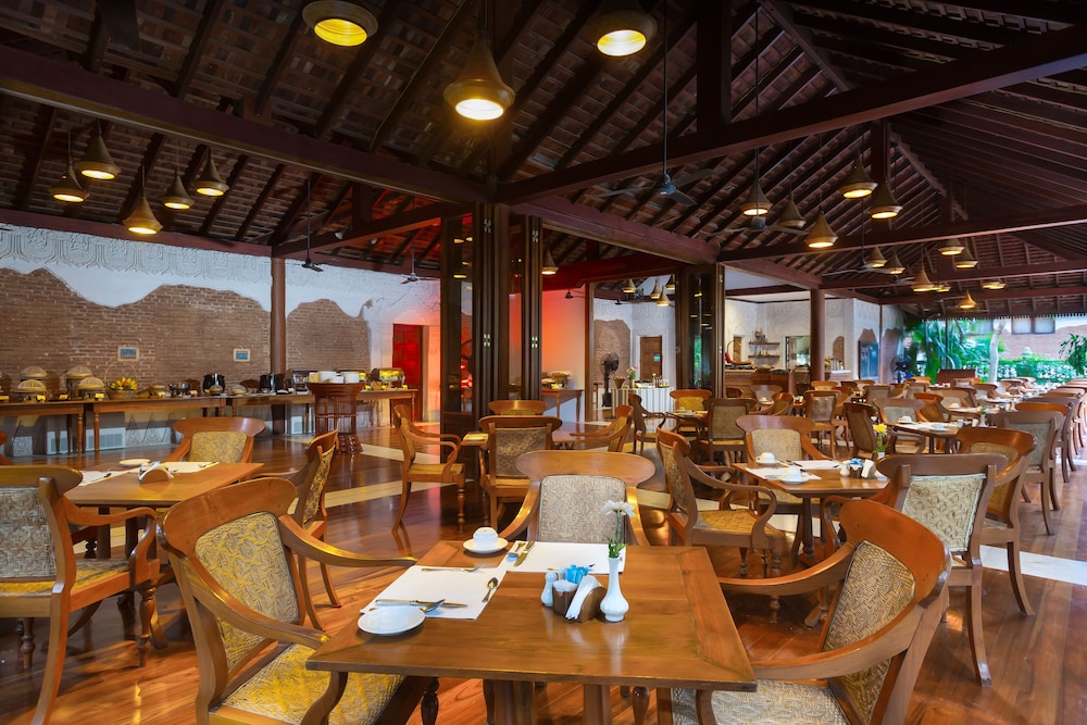 the hotel tharabar gate