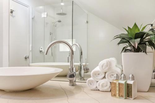 cremorne point manor