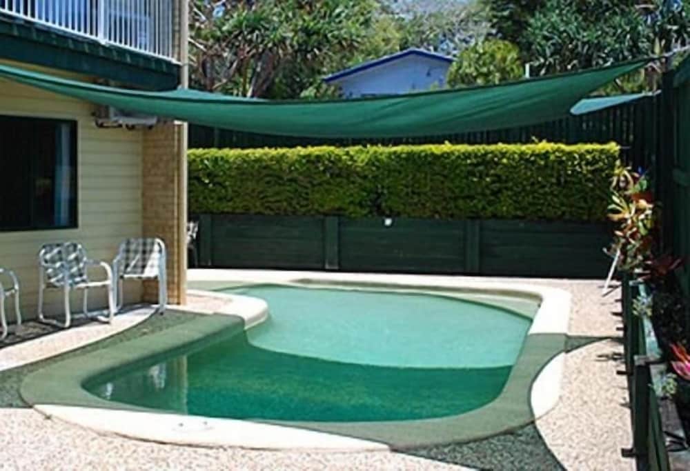 coolum budget accommodation