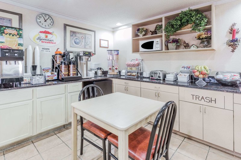 super 8 by wyndham st charles