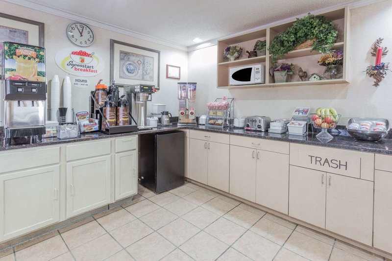 super 8 by wyndham st charles