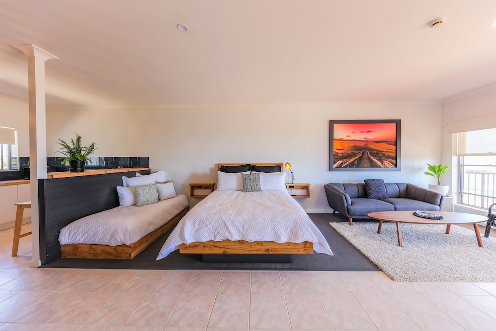 coast motel and apartments