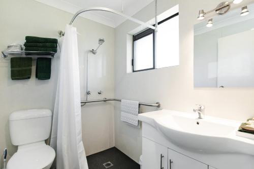 Colonial Terrace Motor Inn,Heatherbrae>>Belmont North,4 star