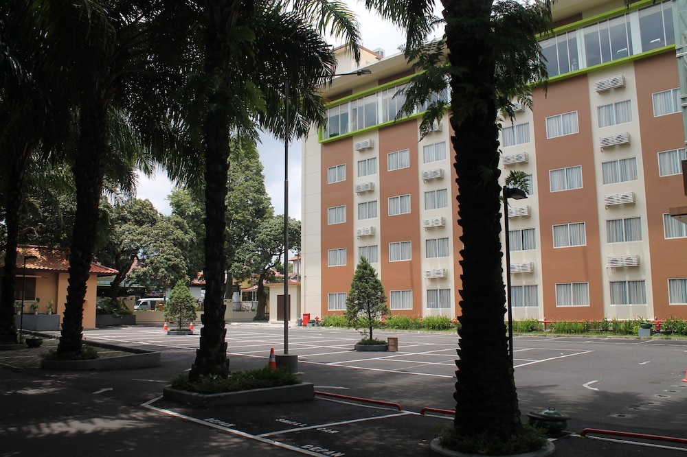 laras asri resort and spa