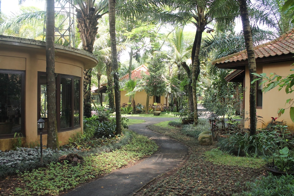 laras asri resort and spa