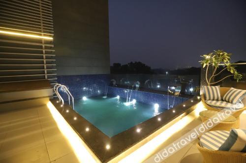 the pristine hotel kanpur
