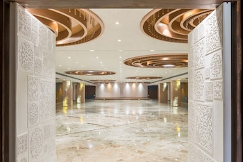 Meridian Hotel Banquets And Rooms,Gujarat>>Surat,3 star