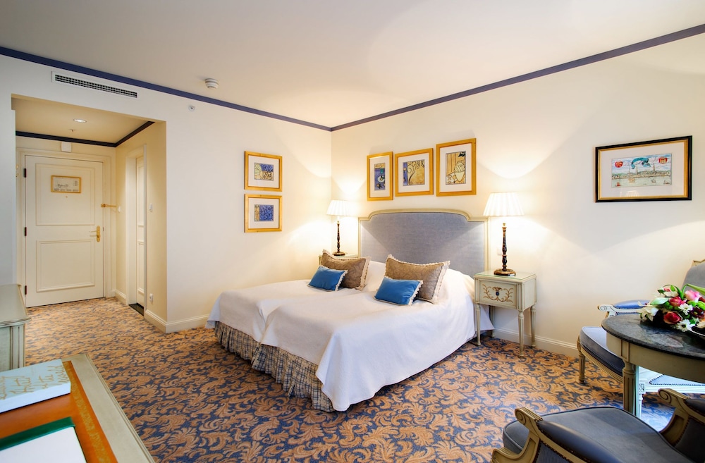 grand palace hotel