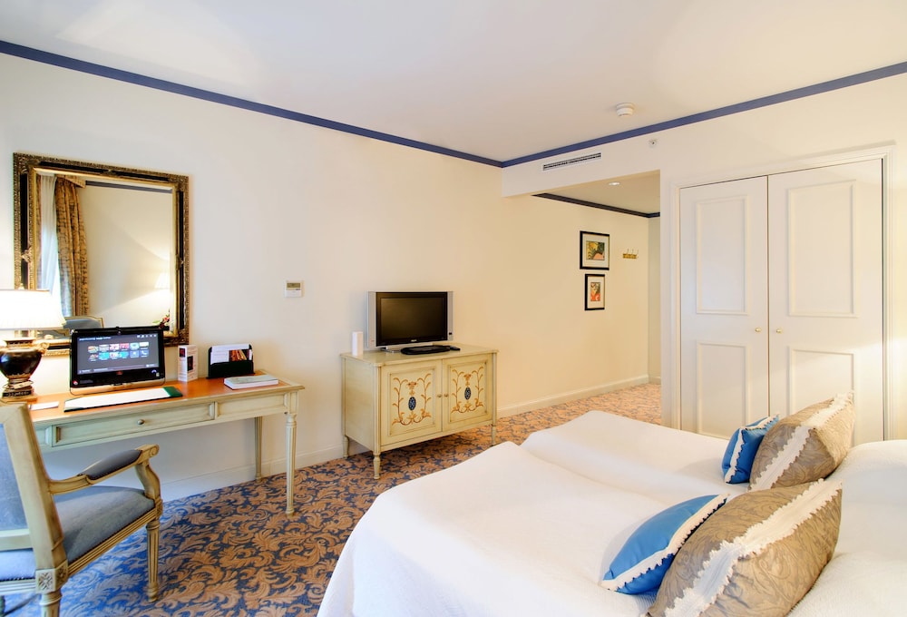 grand palace hotel