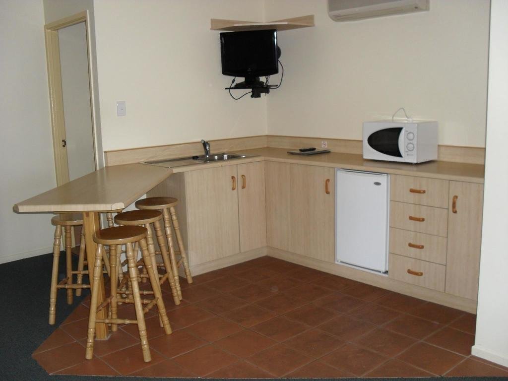 warwick vines motel