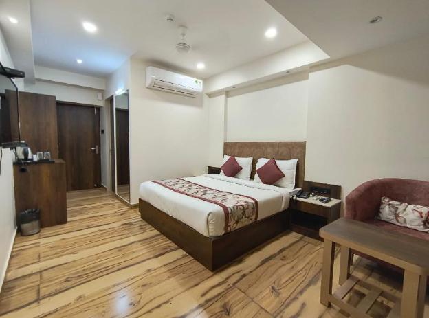 hotel lavish inn
