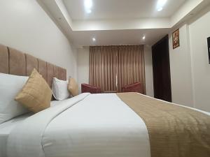 hotel lavish inn