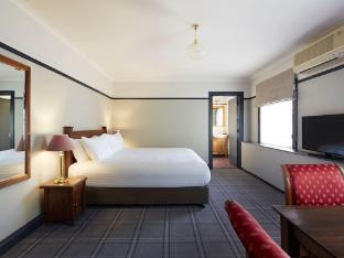 Brassey Hotel,In Barton (Capital Hill),4 star