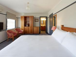 Brassey Hotel,In Barton (Capital Hill),4 star