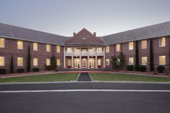 Brassey Hotel,In Barton (Capital Hill),4 star