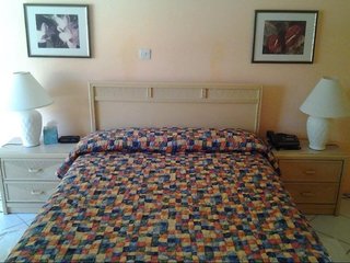 Sunset Shores Beach Hotel,Bequia Island>>Arnos Vale,3 star