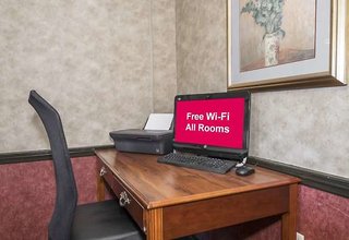 red roof inn uhrichsville