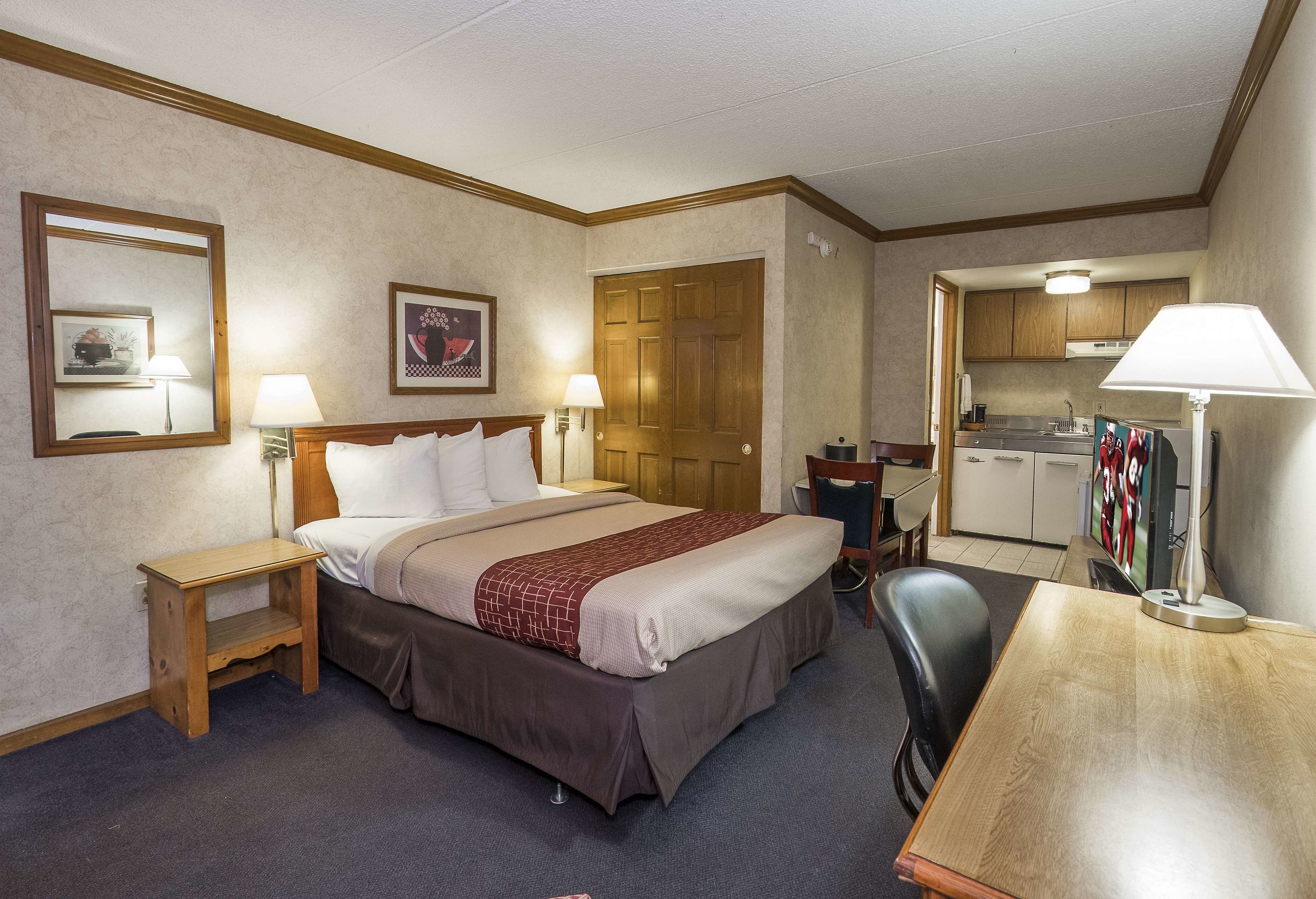 red roof inn uhrichsville