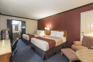 red roof inn uhrichsville